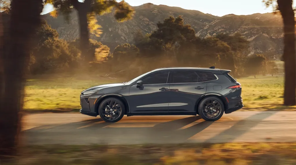 toyota crown sigma driving