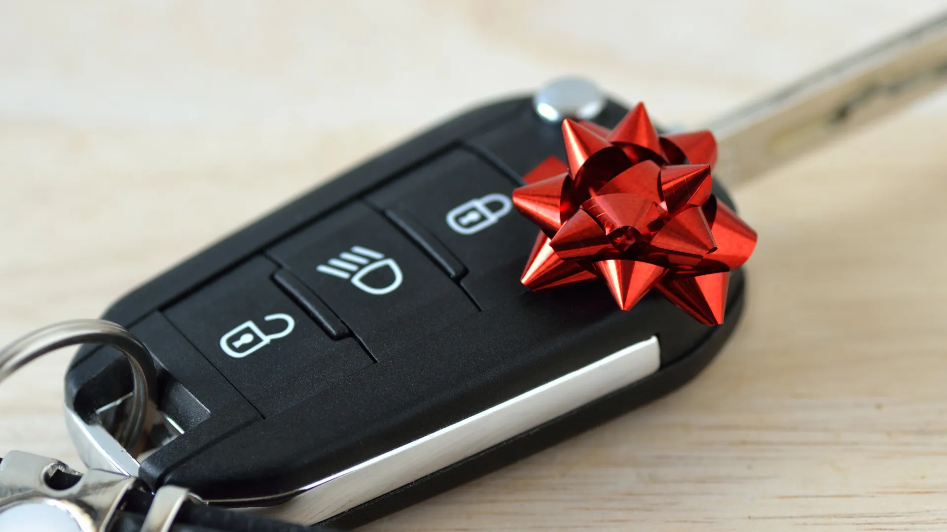 Is Christmas a good time to buy a car? car keys with a red Christmas bow on top